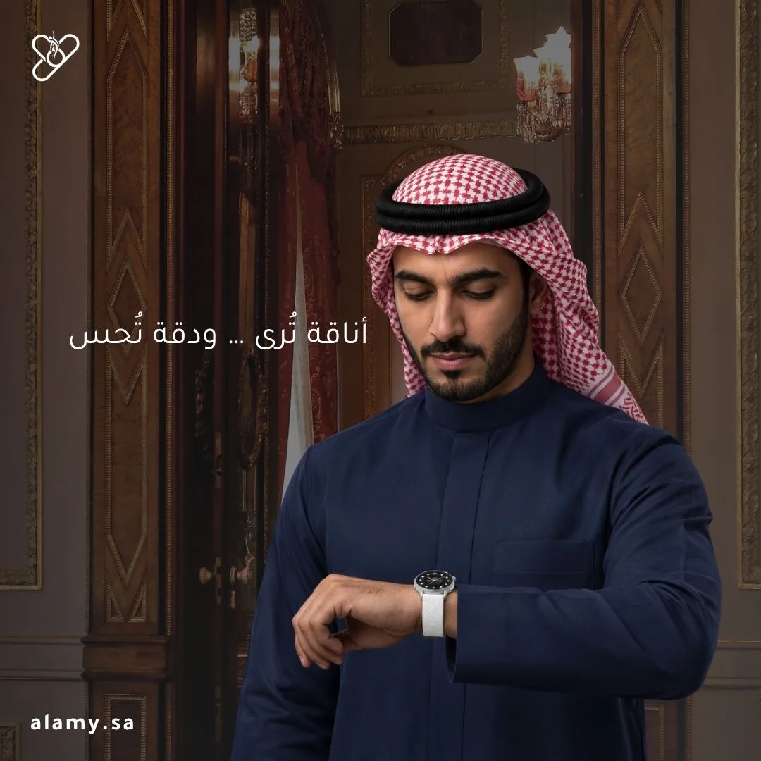 رجل يرتدي ساعة ألمي الذكية